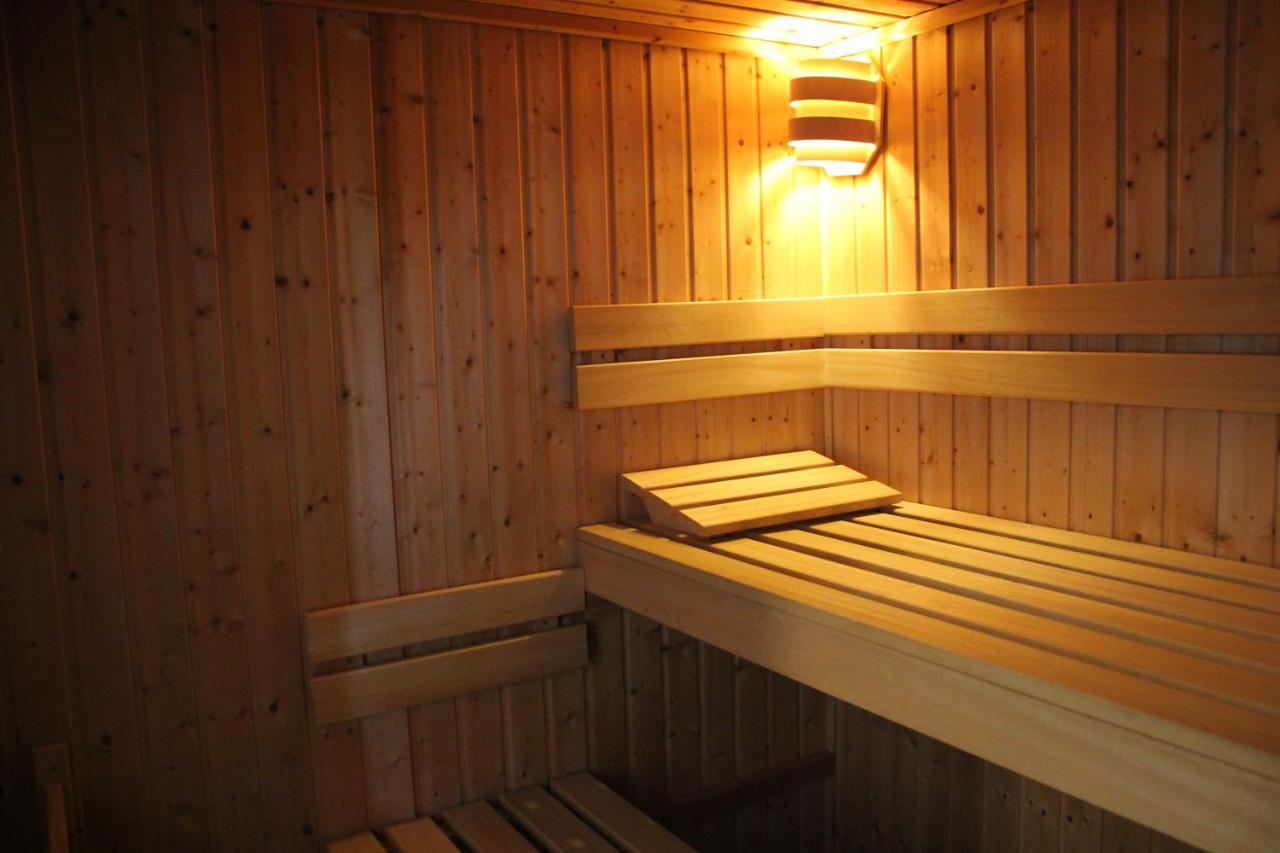 Familiehuis De Betuwe Met Prive Kunstgras Tennisbaan En Sauna Villa Erichem Eksteriør bilde